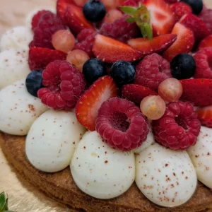 zoom sur une tarte base sablé breton, fruits rouges