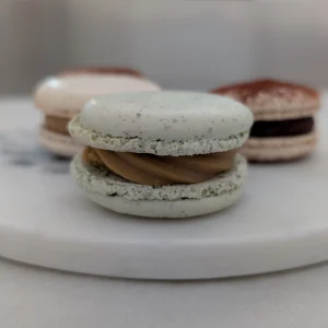 Image de 3 macarons : pistache, chocolat et café